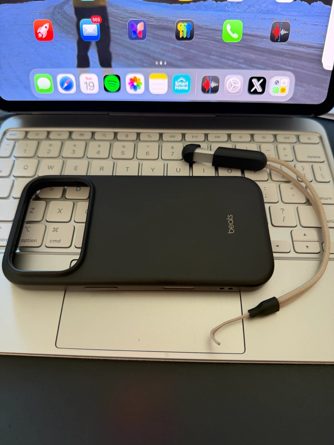 Beats iPhone 17 pro Case with Lanyard and kickstand - photo 2