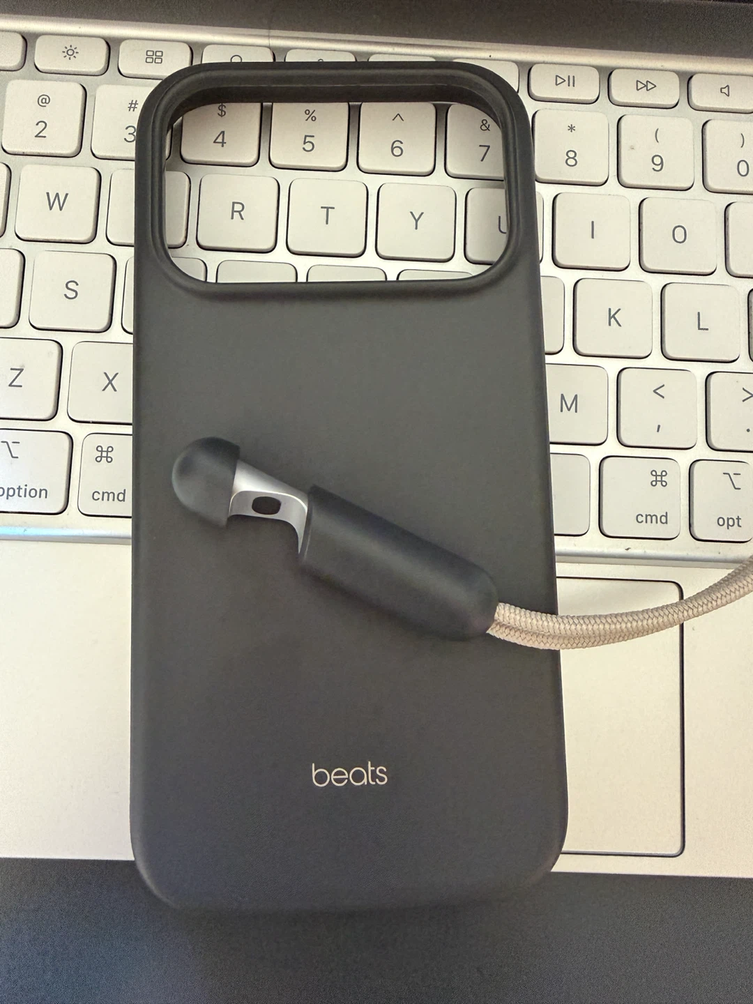 Beats iPhone 17 pro Case with Lanyard and kickstand - photo 3