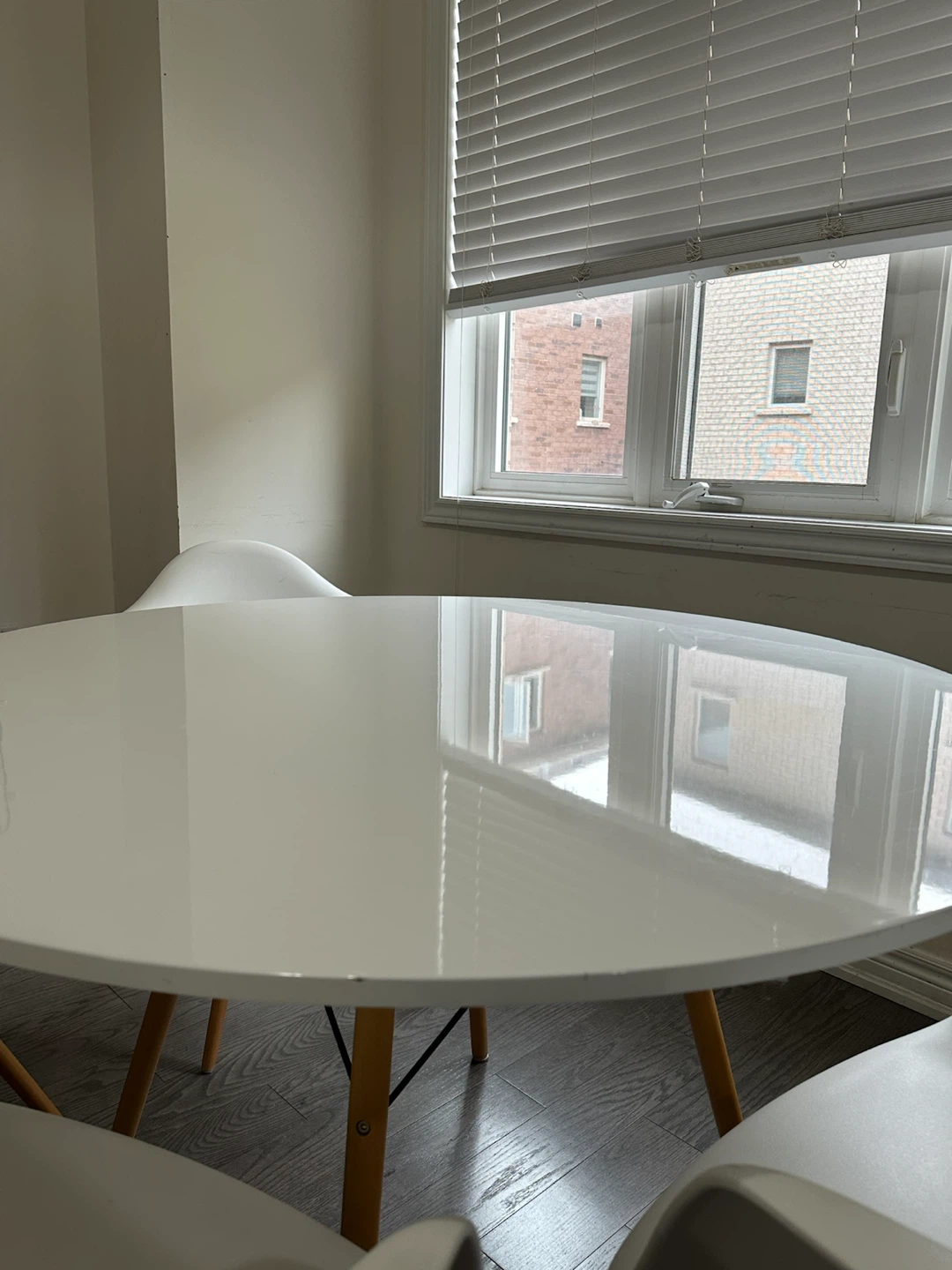 Modern Round White Dining Table – Seats 4 | Excellent Condition