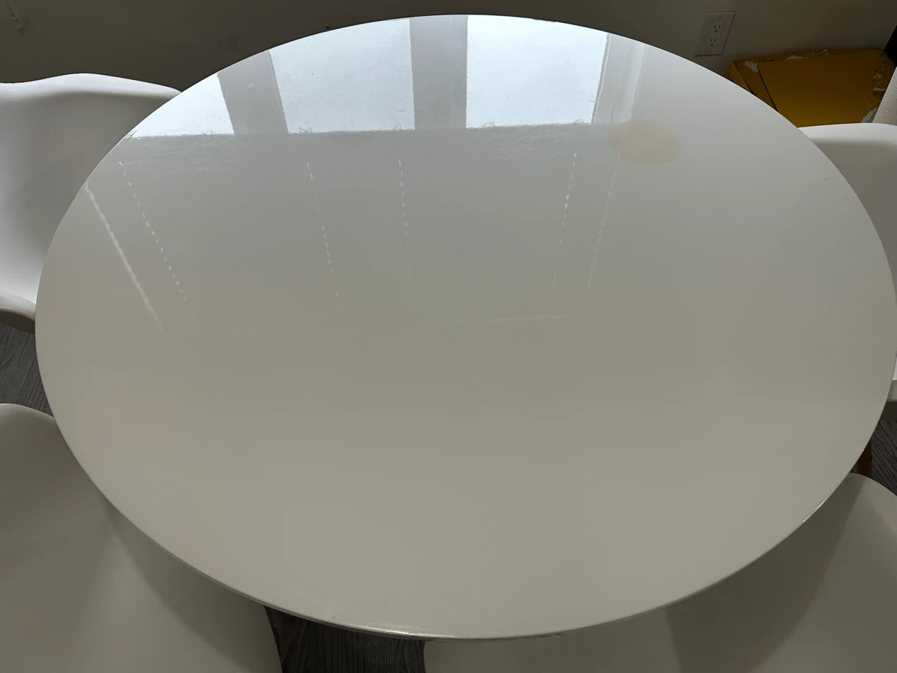 Modern Round White Dining Table – Seats 4 | Excellent Condition - photo 2