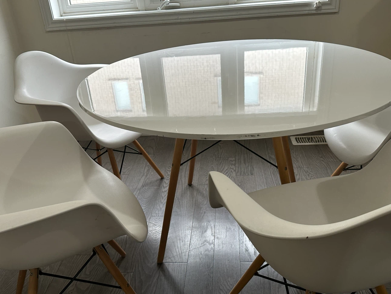 Modern Round White Dining Table – Seats 4 | Excellent Condition - photo 3