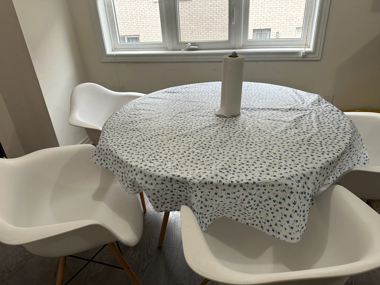 Modern Round White Dining Table – Seats 4 | Excellent Condition - photo 4