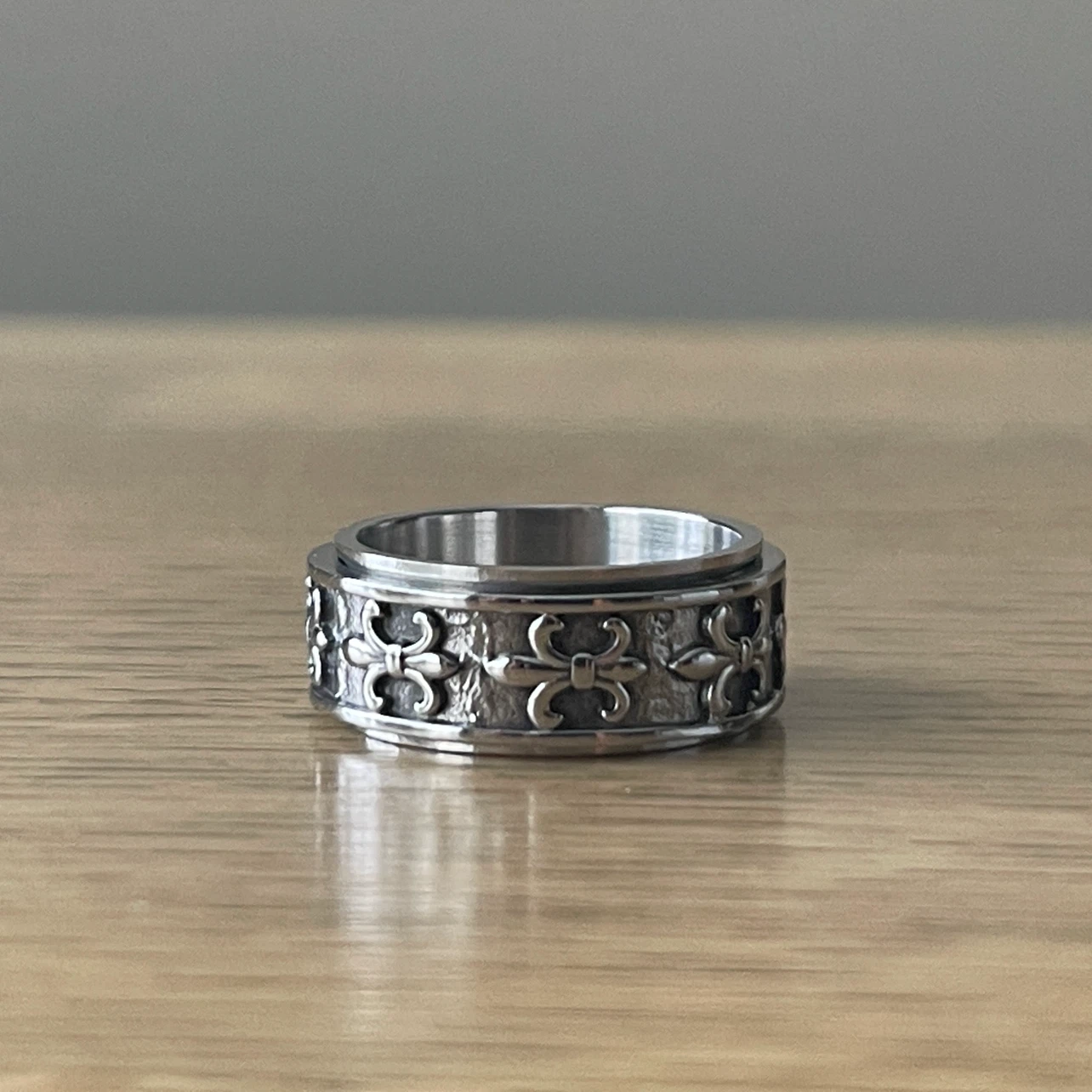 Fleur-de-Lis spinner “fidget” stainless steel ring (size 8.5) - photo 2