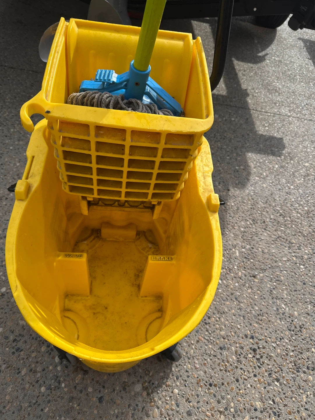 Rubbermaid wave break mop