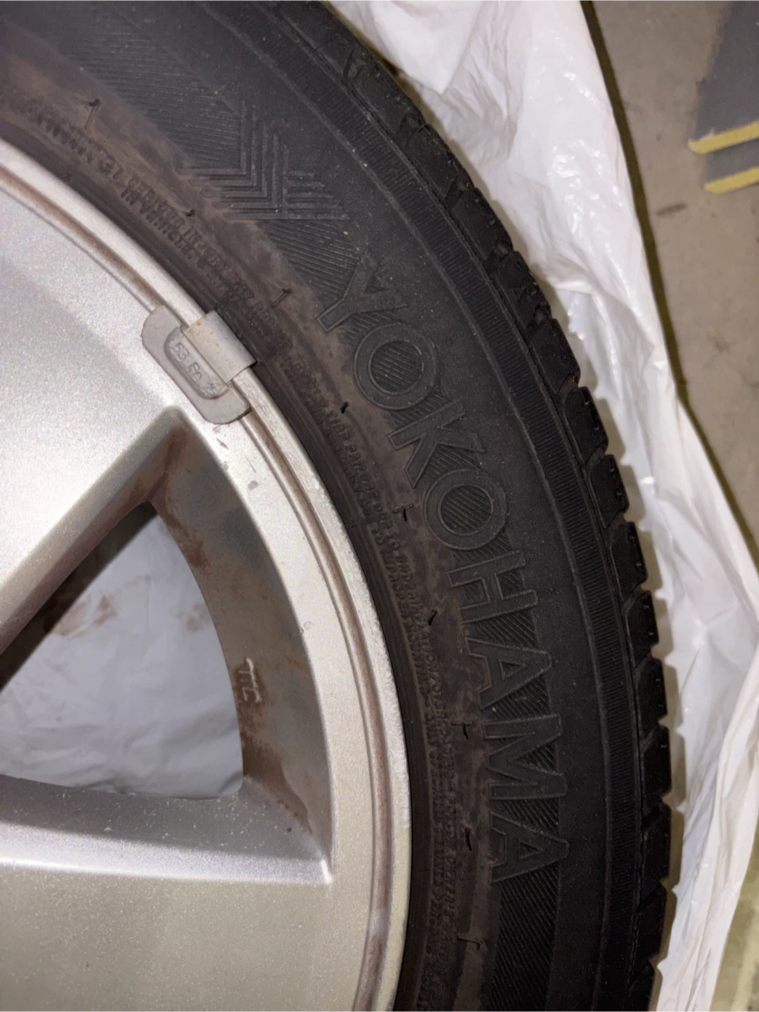 4 Yokohama Car Tires with Chevrolet Rim - photo 5