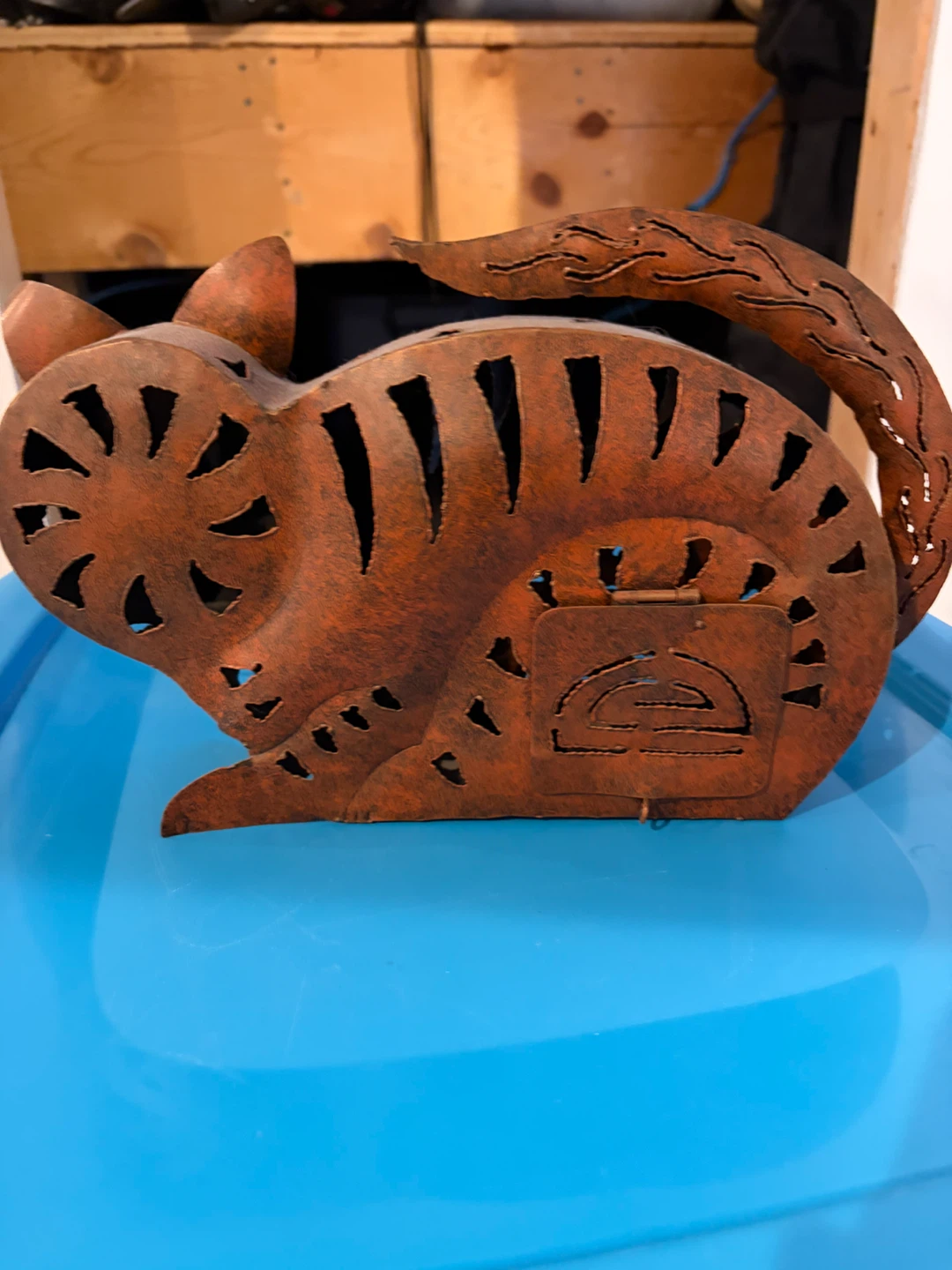 Cat-shaped metal lantern