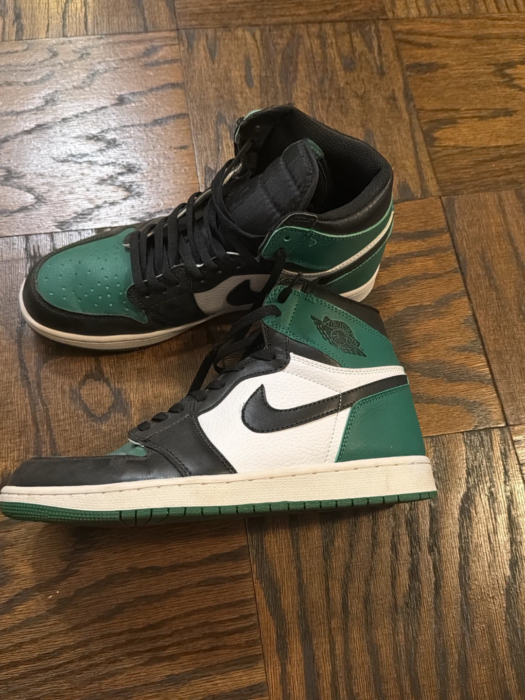 Air Jordan 1 Retro High Pine Green Sneakers