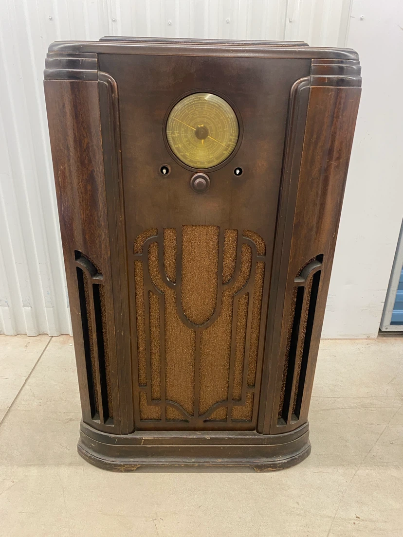 Vintage RCA T-7-5 tombstone tube radio.