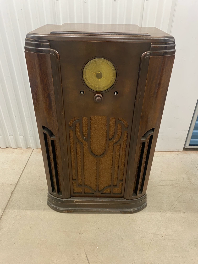 Vintage RCA T-7-5 tombstone tube radio. - photo 2