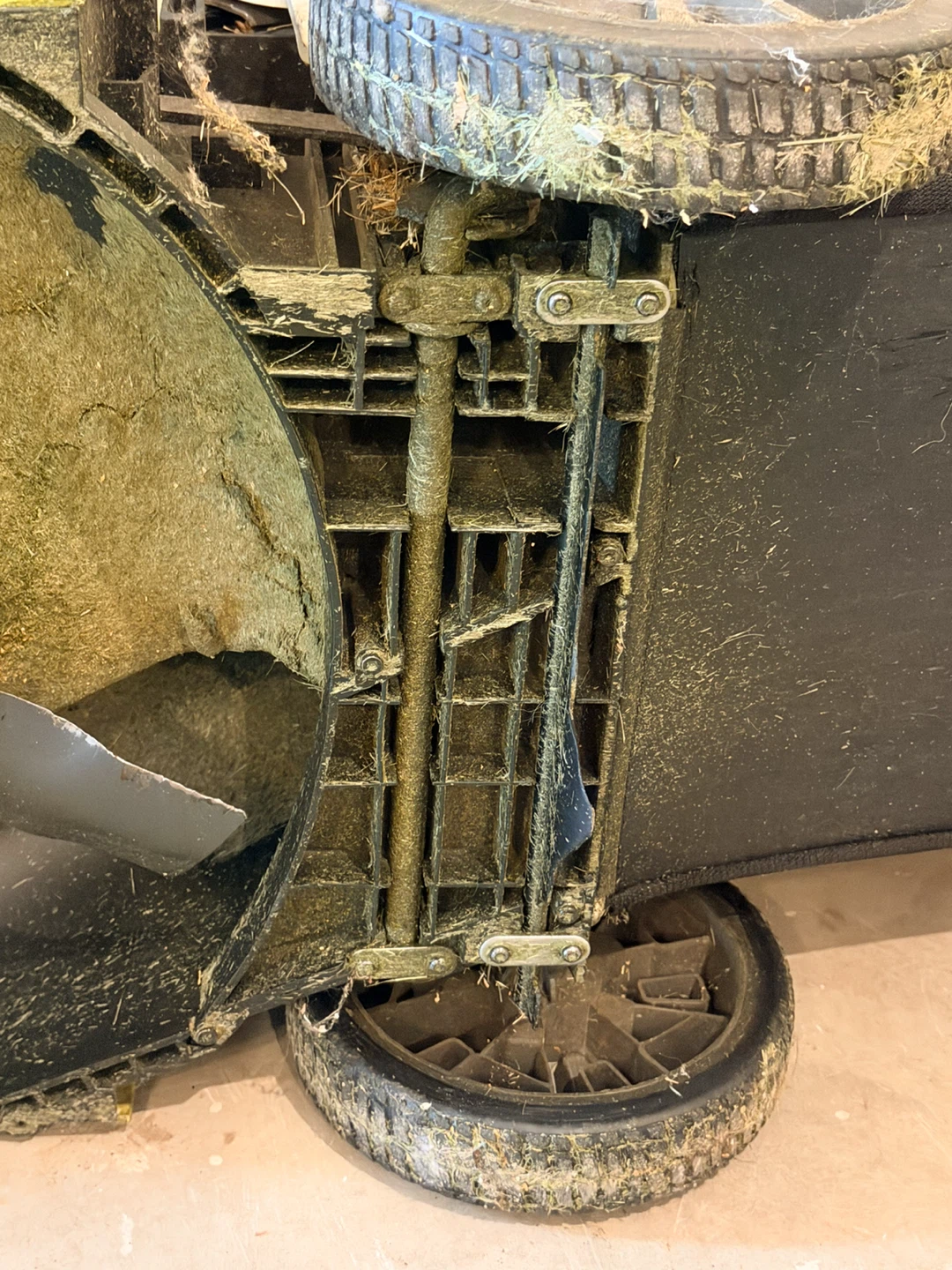 FREE — Ryobi 16” Lawn Mower — Needs Repair / Good for Parts - photo 4