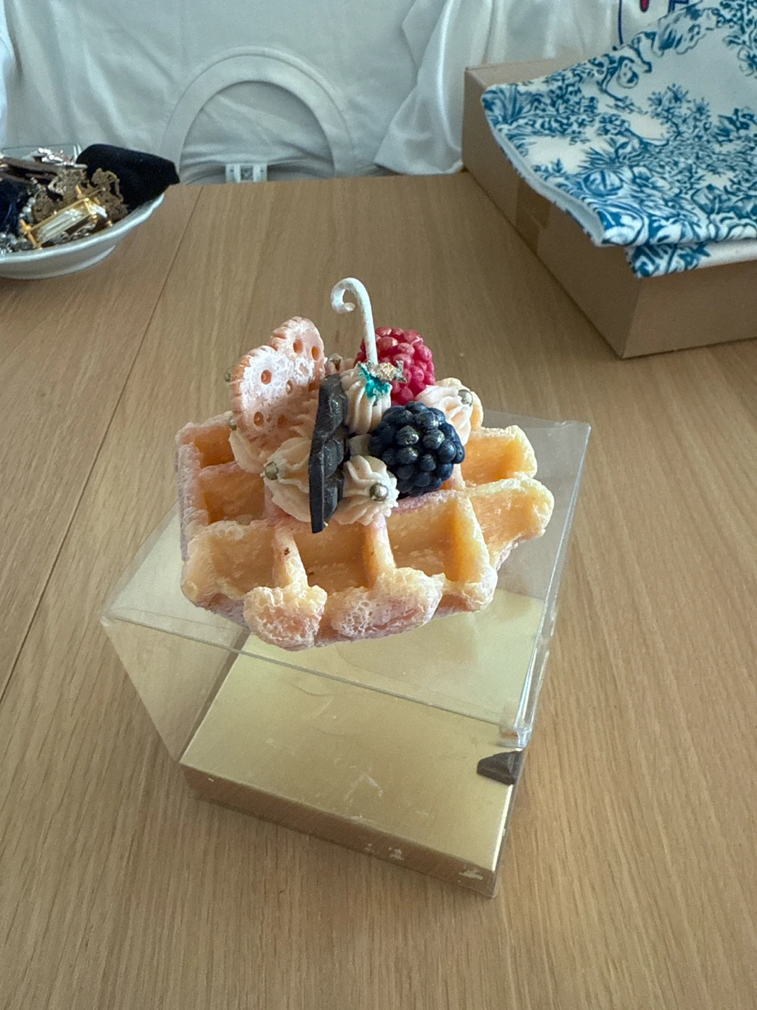 Waffle-shaped candle with berries and chocolate - photo 2