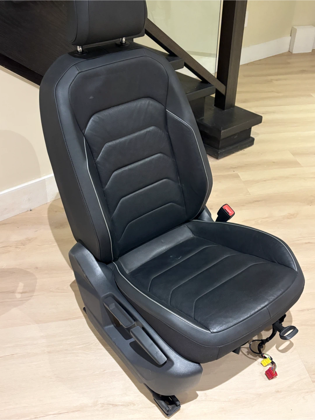OEM 2018 Volkswagen Highline Front Seat Black Leather - photo 2