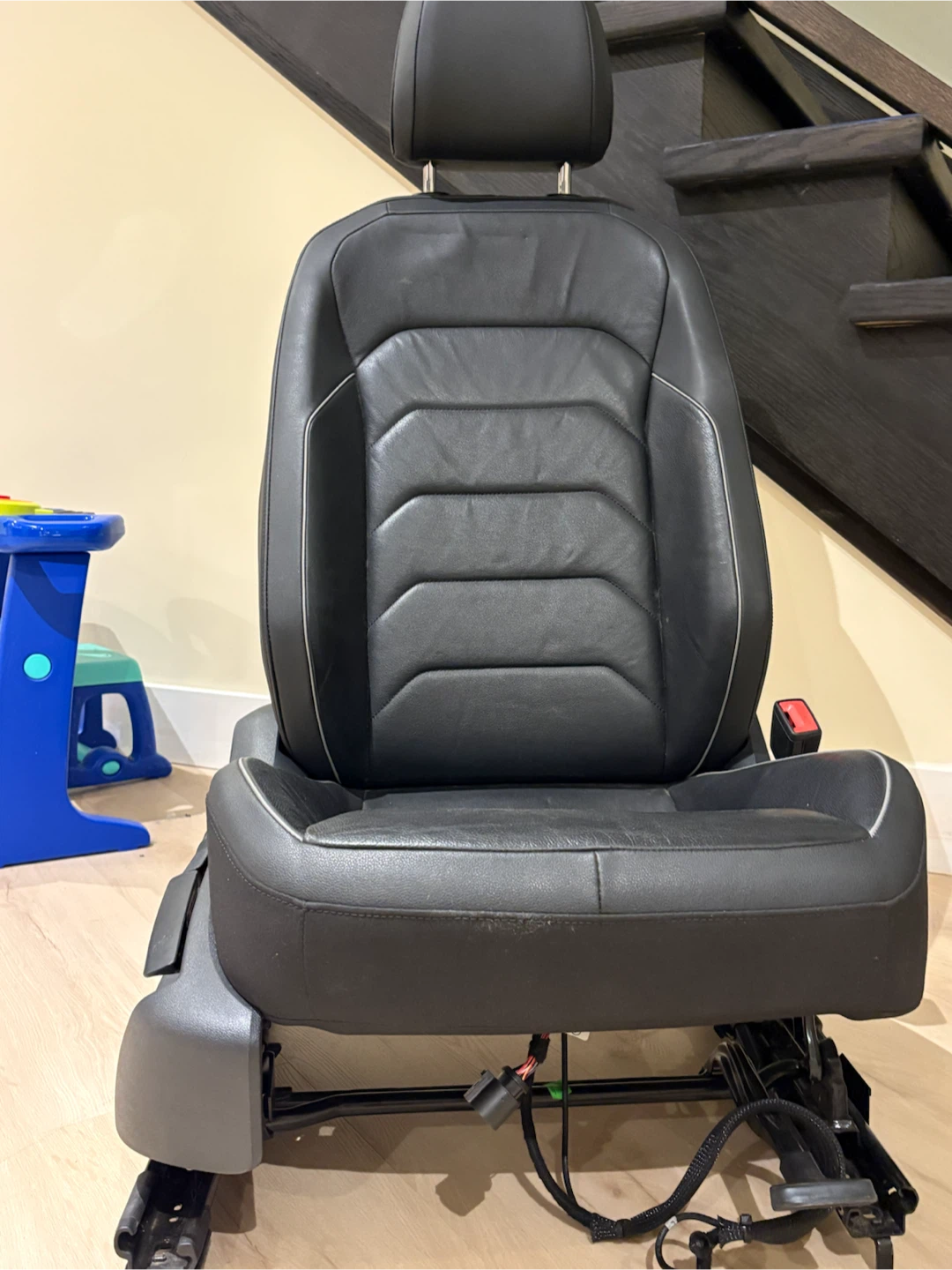 OEM 2018 Volkswagen Highline Front Seat Black Leather - photo 4