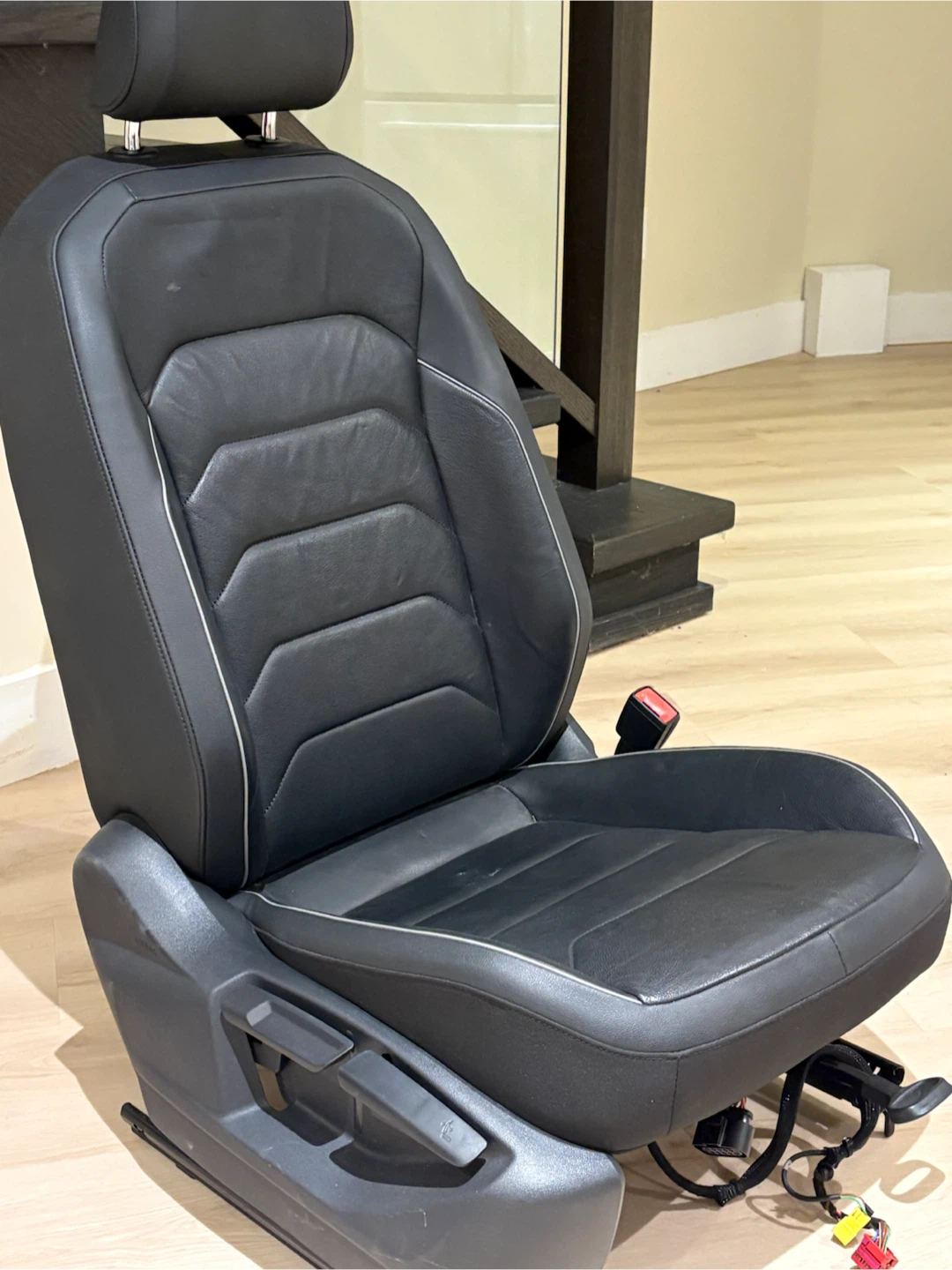 OEM 2018 Volkswagen Highline Front Seat Black Leather - photo 5