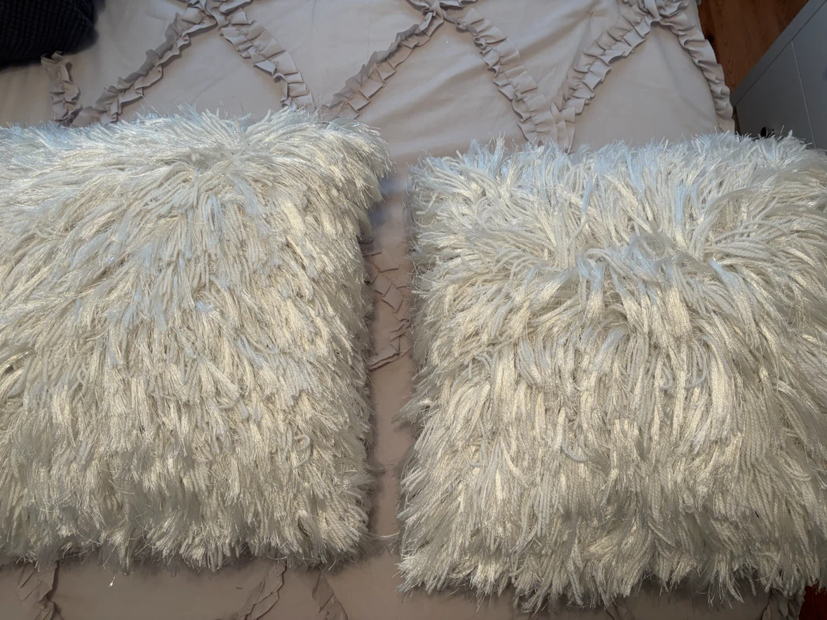 Set of 2 White Shaggy Throw Pillows - photo 2