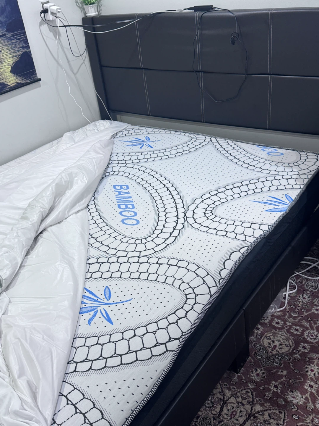 Moving sale !! Queen bed with Mattress - photo 2