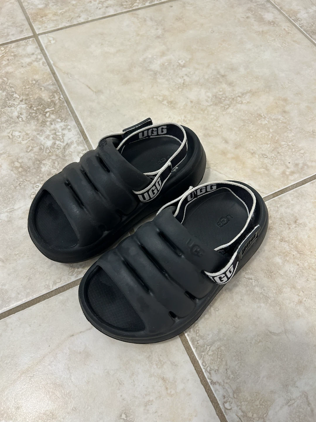 [UGG] Toddler yeah sandals black - Size 8T