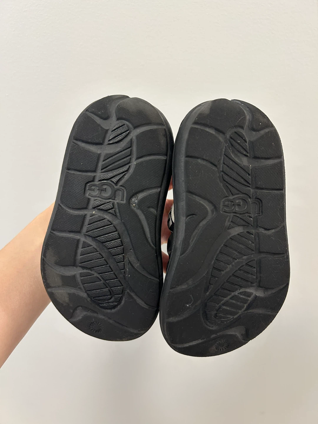 [UGG] Toddler yeah sandals black - Size 8T - photo 3