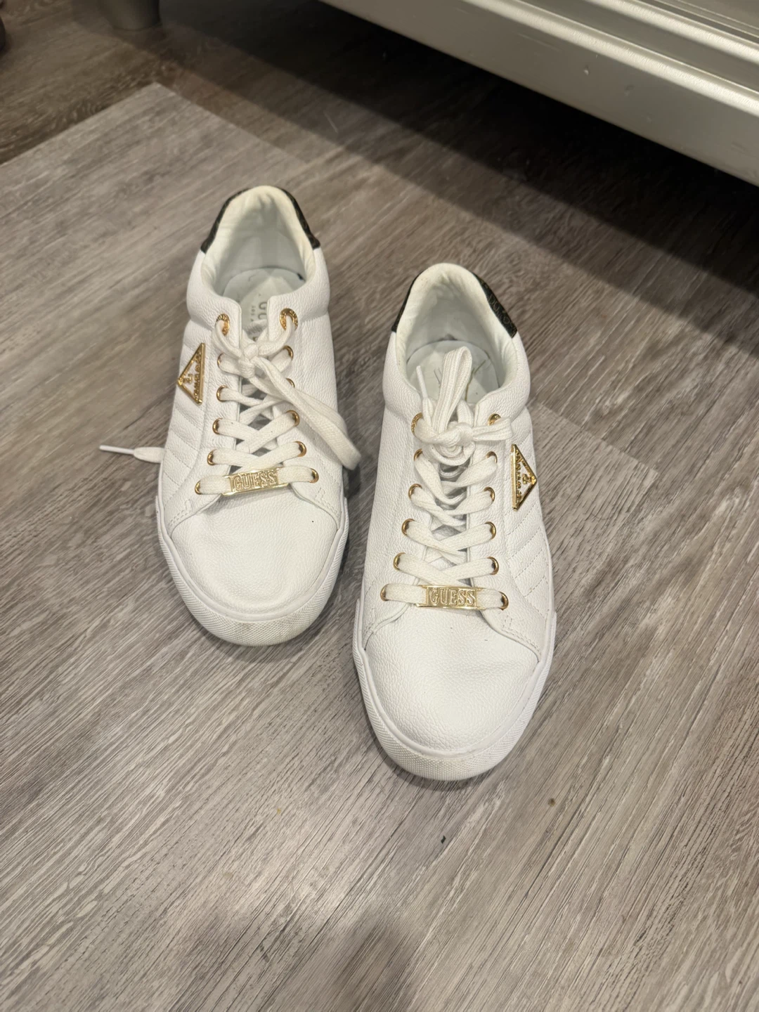 Women's GUESS White Leather Sneakers Size 8 - photo 3