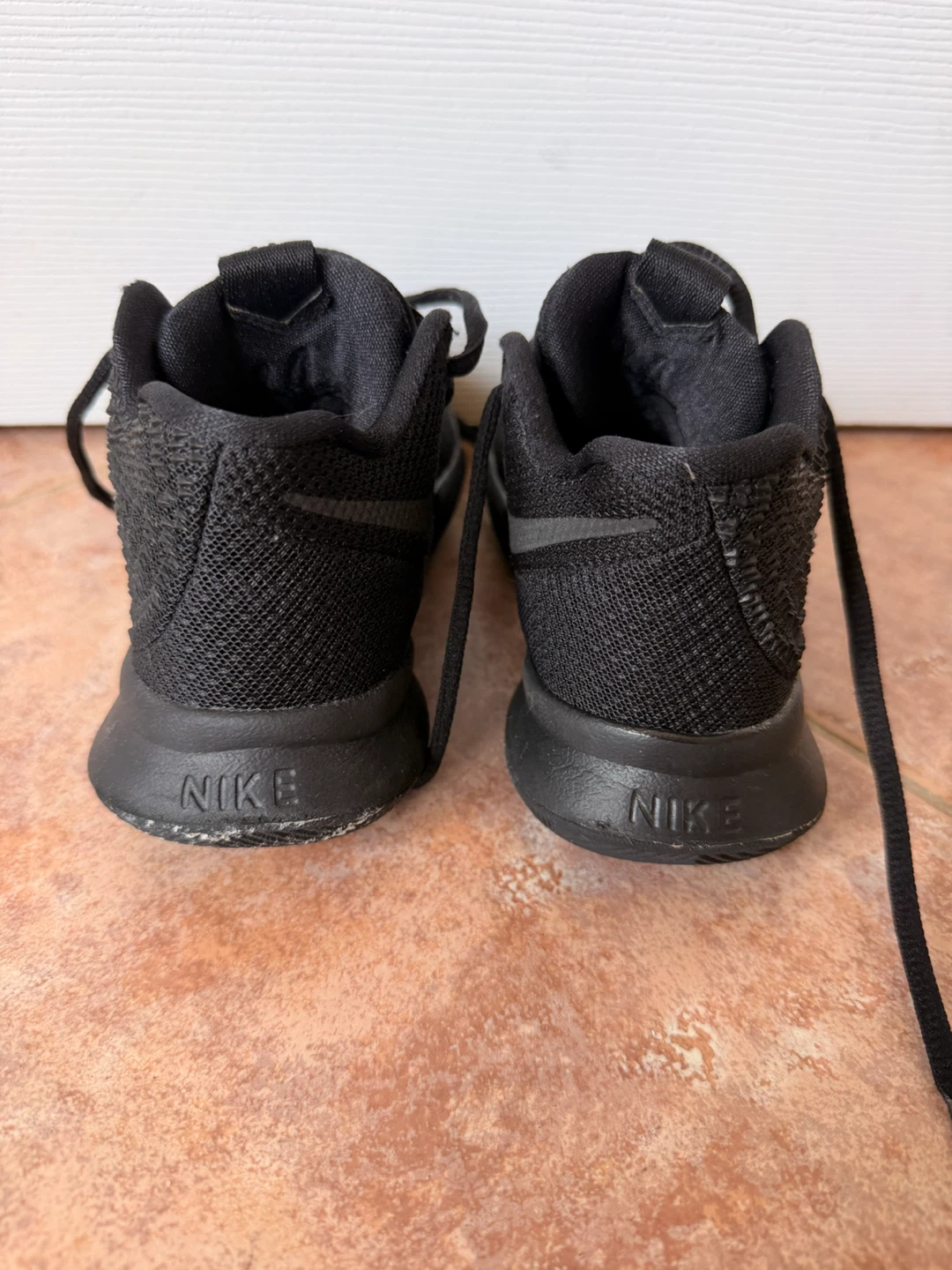 EUC Nike Kyrie 3 Black Basketball Shoes (Little Kids 11c) - photo 3