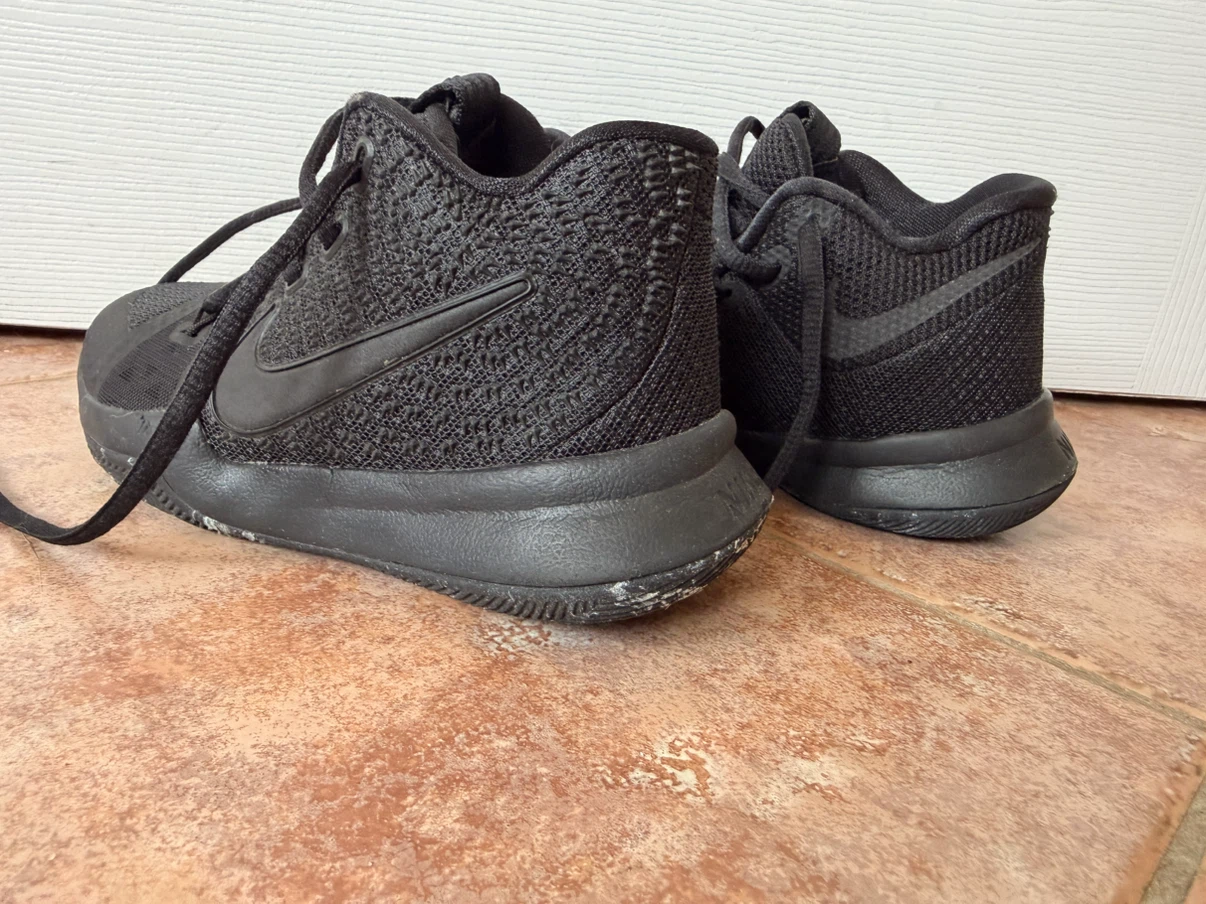 EUC Nike Kyrie 3 Black Basketball Shoes (Little Kids 11c) - photo 4