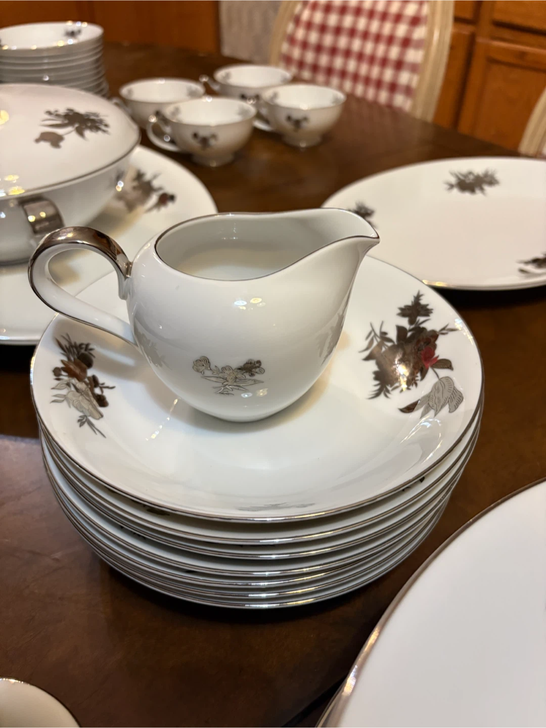 Fine Seyei China Nagoya Japan Dinnerware Set