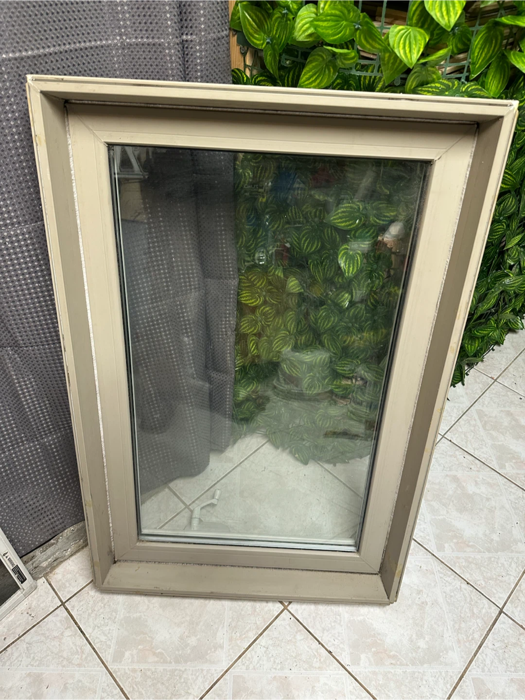 Casement window with removable screen W24H36