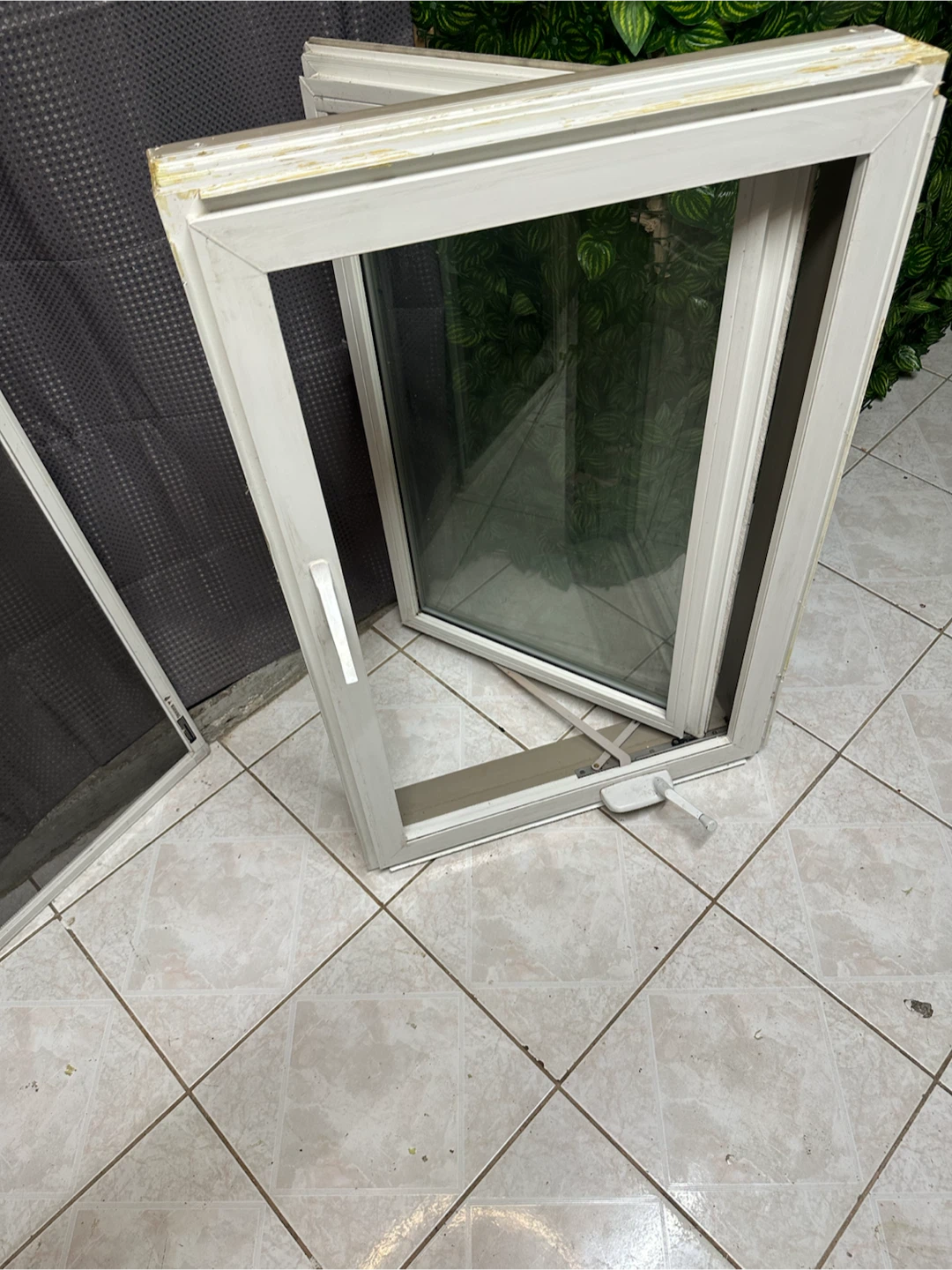Casement window with removable screen W24H36 - photo 4