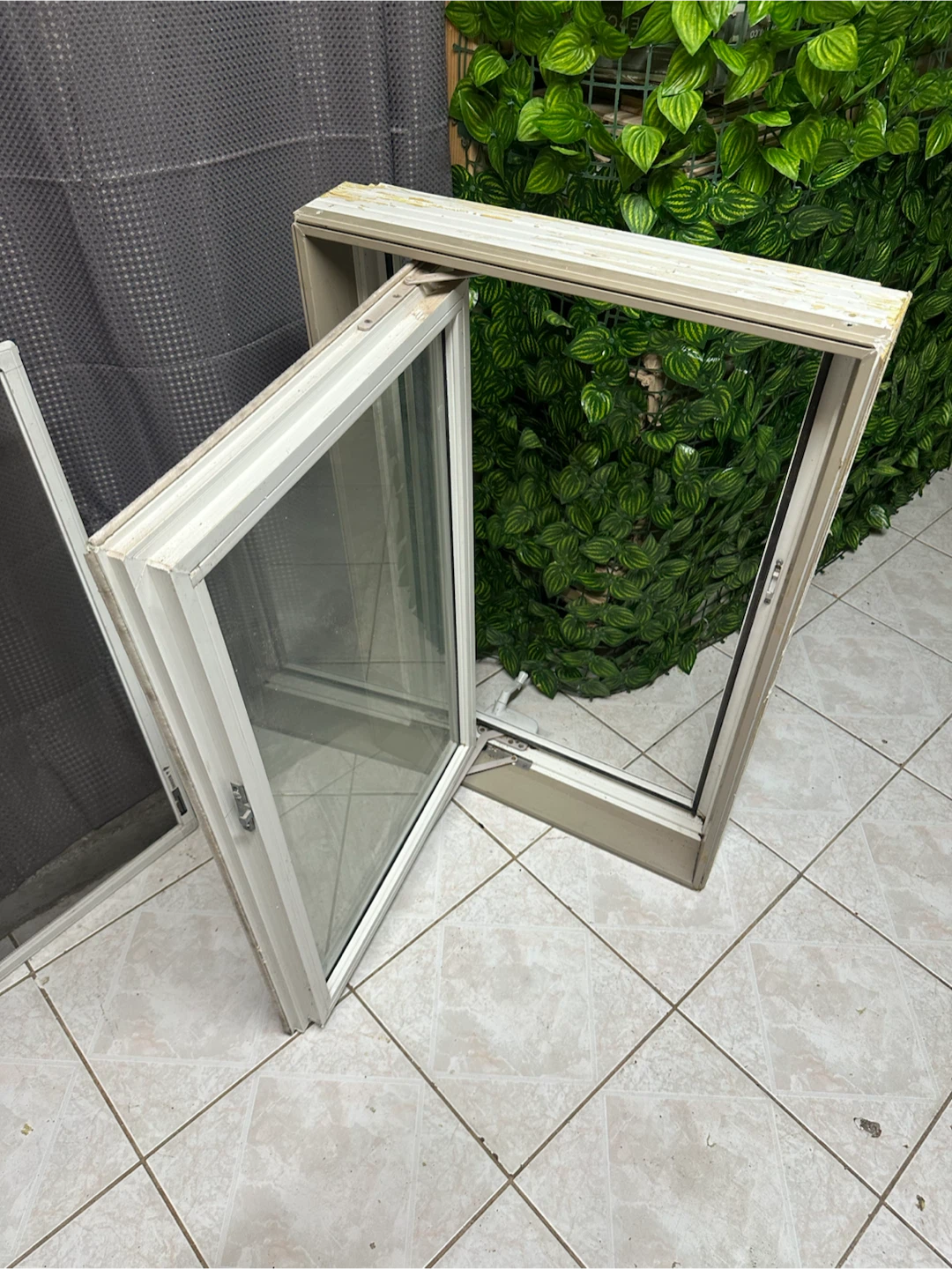 Casement window with removable screen W24H36 - photo 5