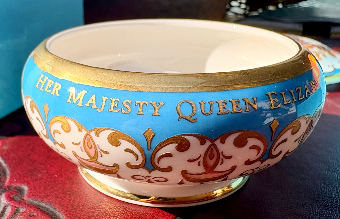 Royal Collection  Elizabeth" Commemorative Bowl 2002