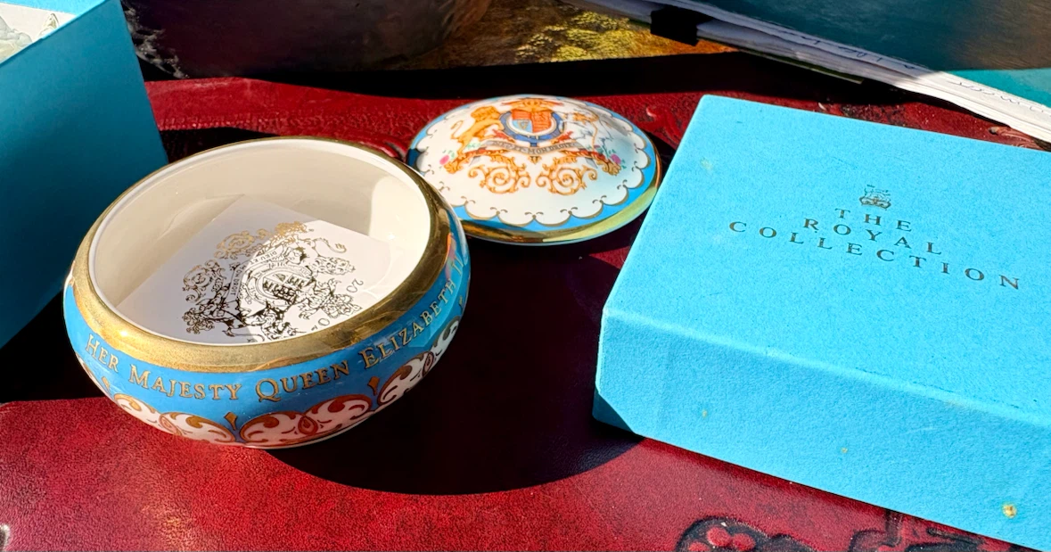 Royal Collection  Elizabeth" Commemorative Bowl 2002 - photo 3