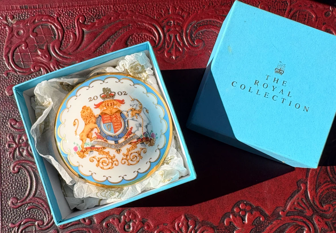 Royal Collection  Elizabeth" Commemorative Bowl 2002 - photo 4