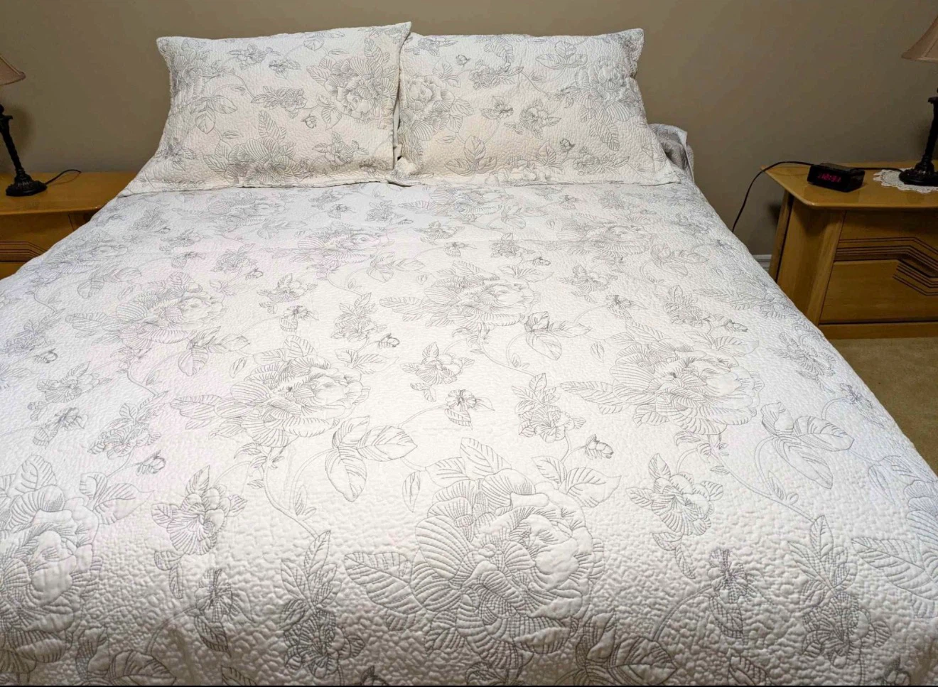 Queen-White Floral Quilted Bedspread and Pillow Shams