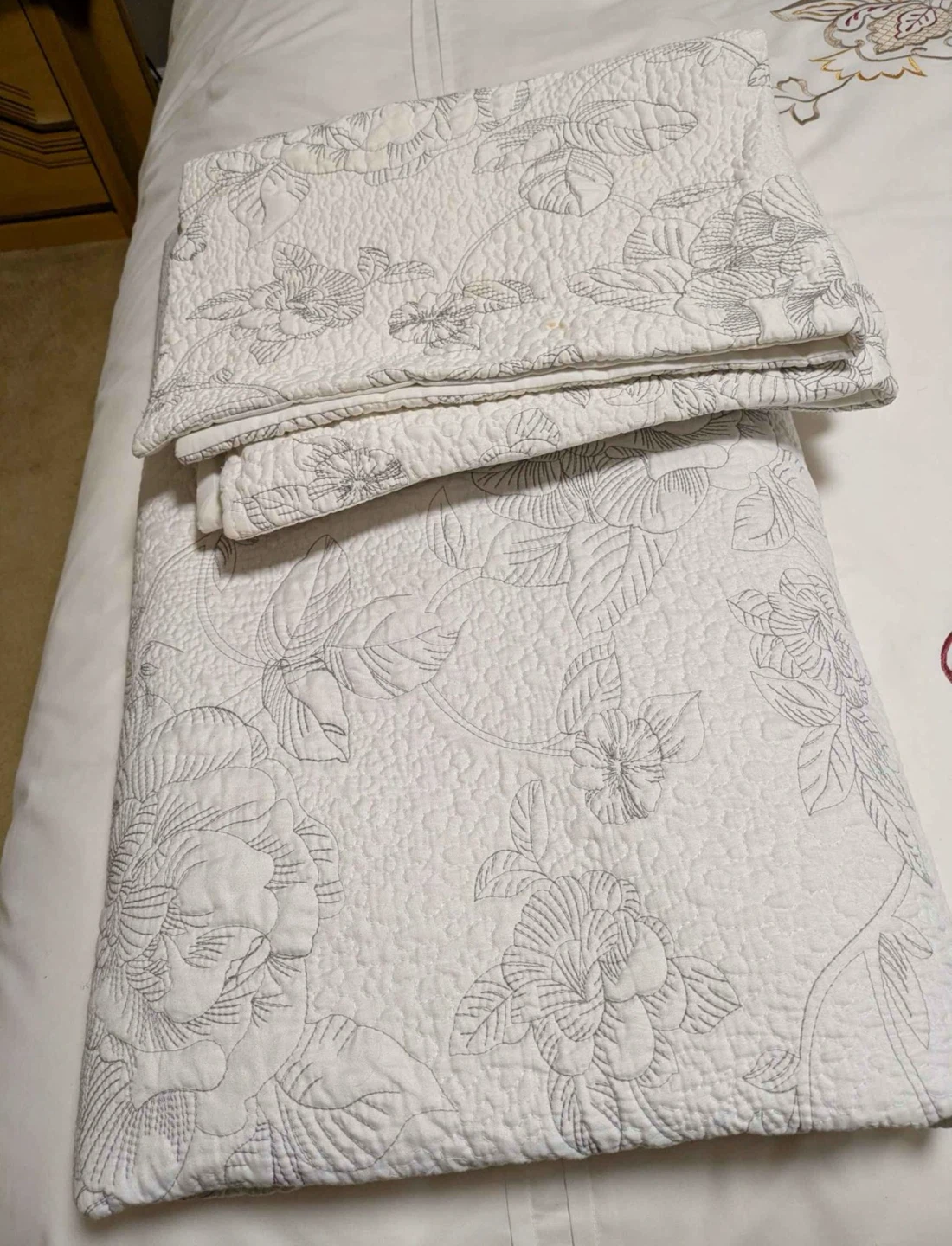 Queen-White Floral Quilted Bedspread and Pillow Shams - photo 2
