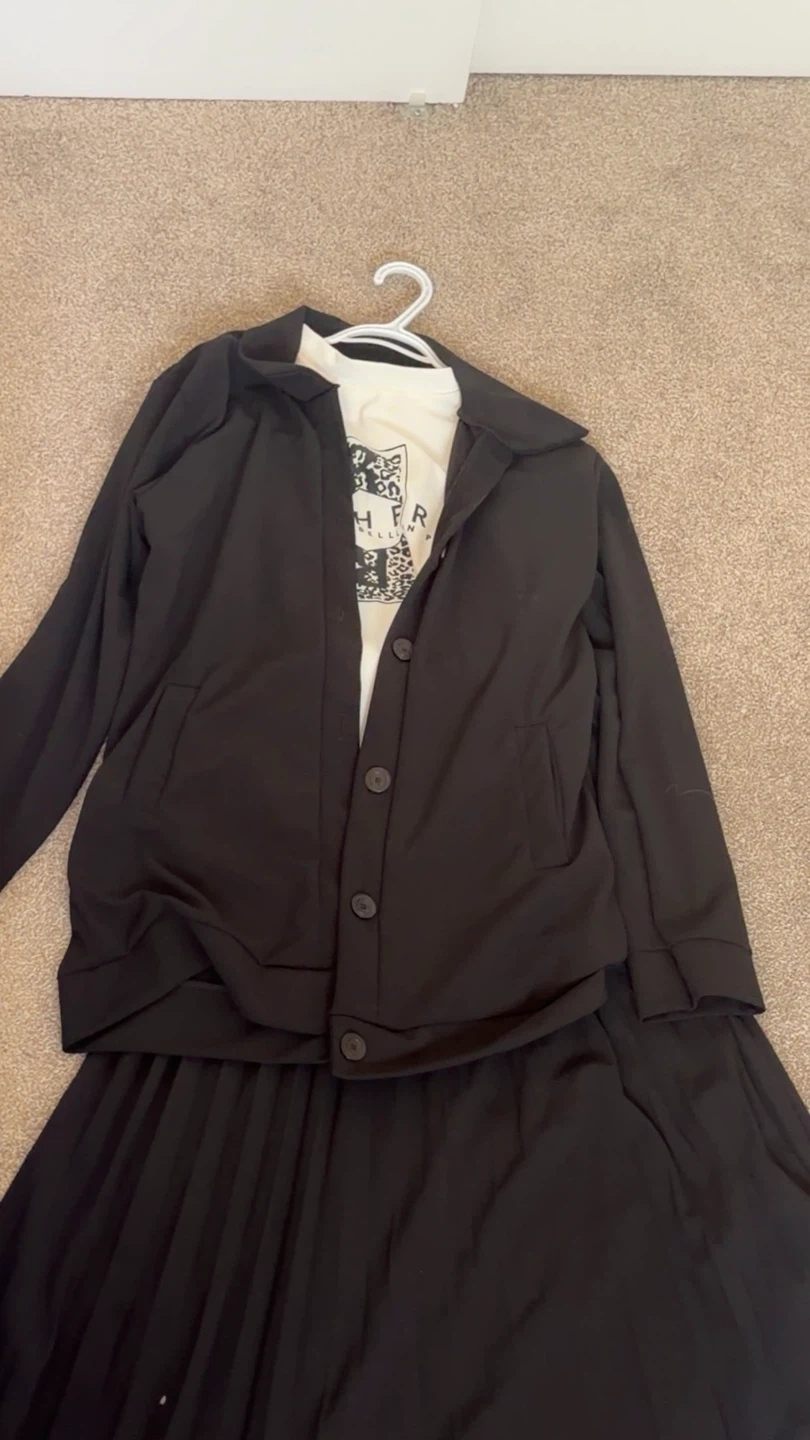Black Pleated Skirt and Graphic T-Shirt Set - photo 2