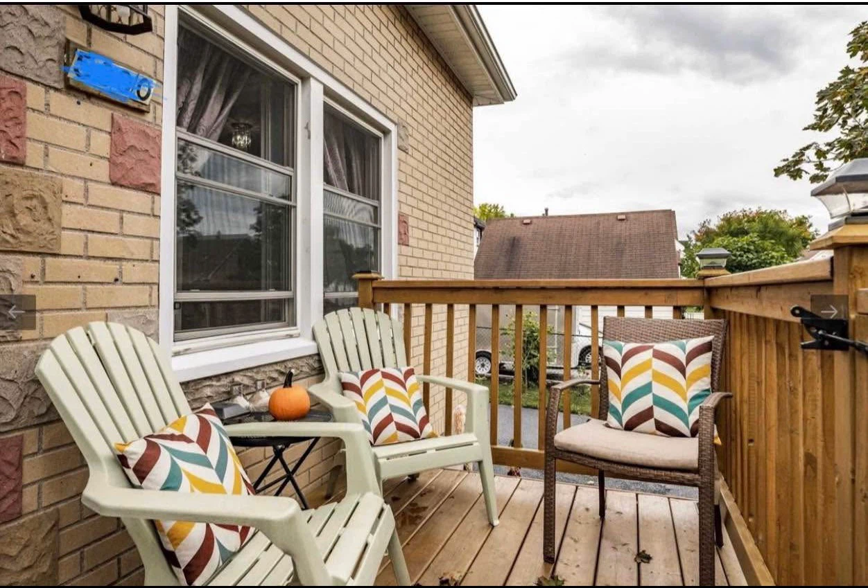 🏡 Bright & Spacious 2-Bedroom Main Floor in a Prime Location!