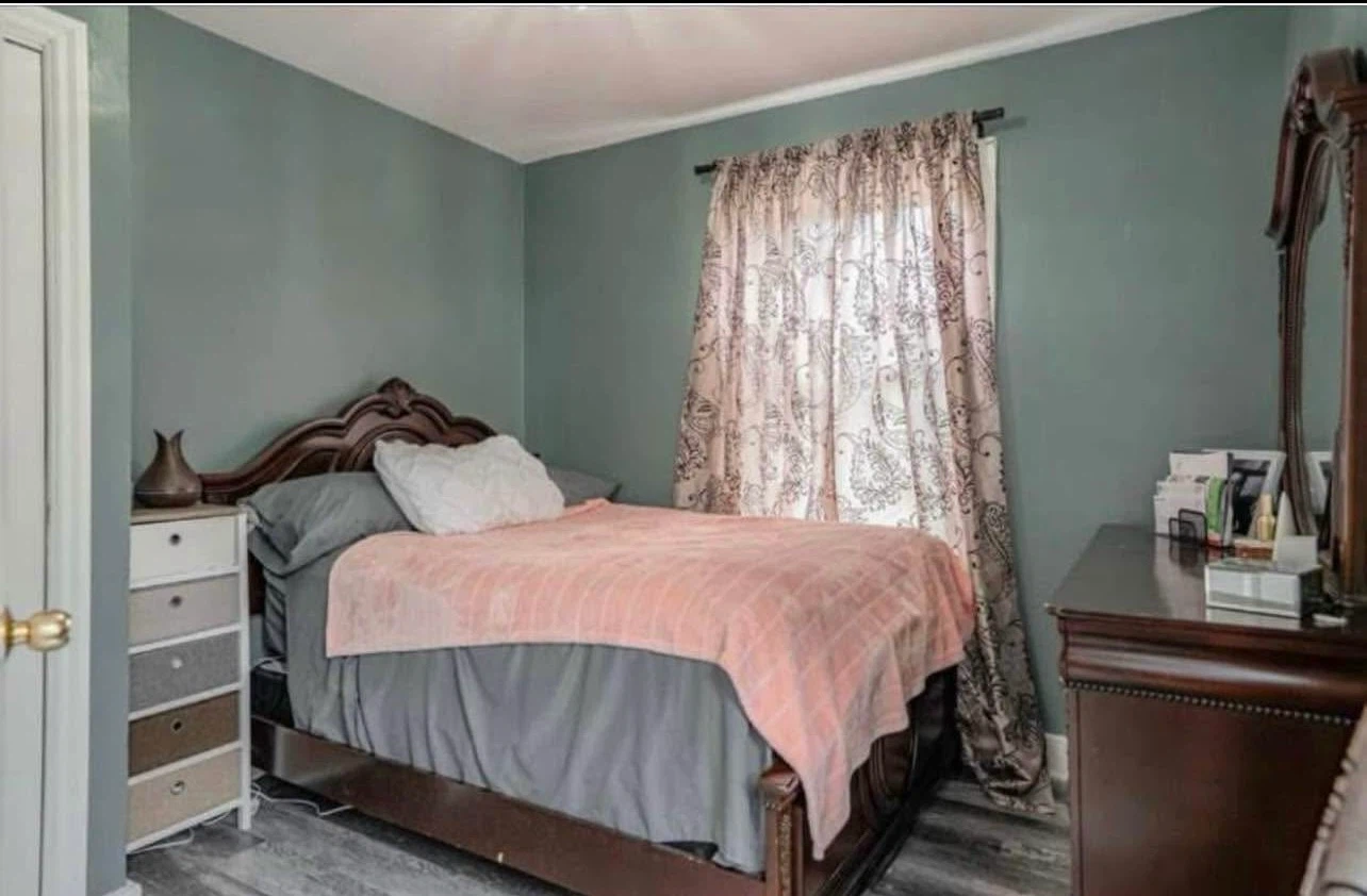 🏡 Bright & Spacious 2-Bedroom Main Floor in a Prime Location! - photo 3