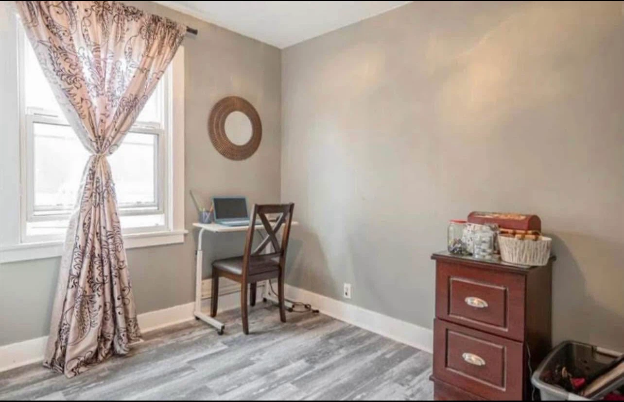 🏡 Bright & Spacious 2-Bedroom Main Floor in a Prime Location! - photo 4