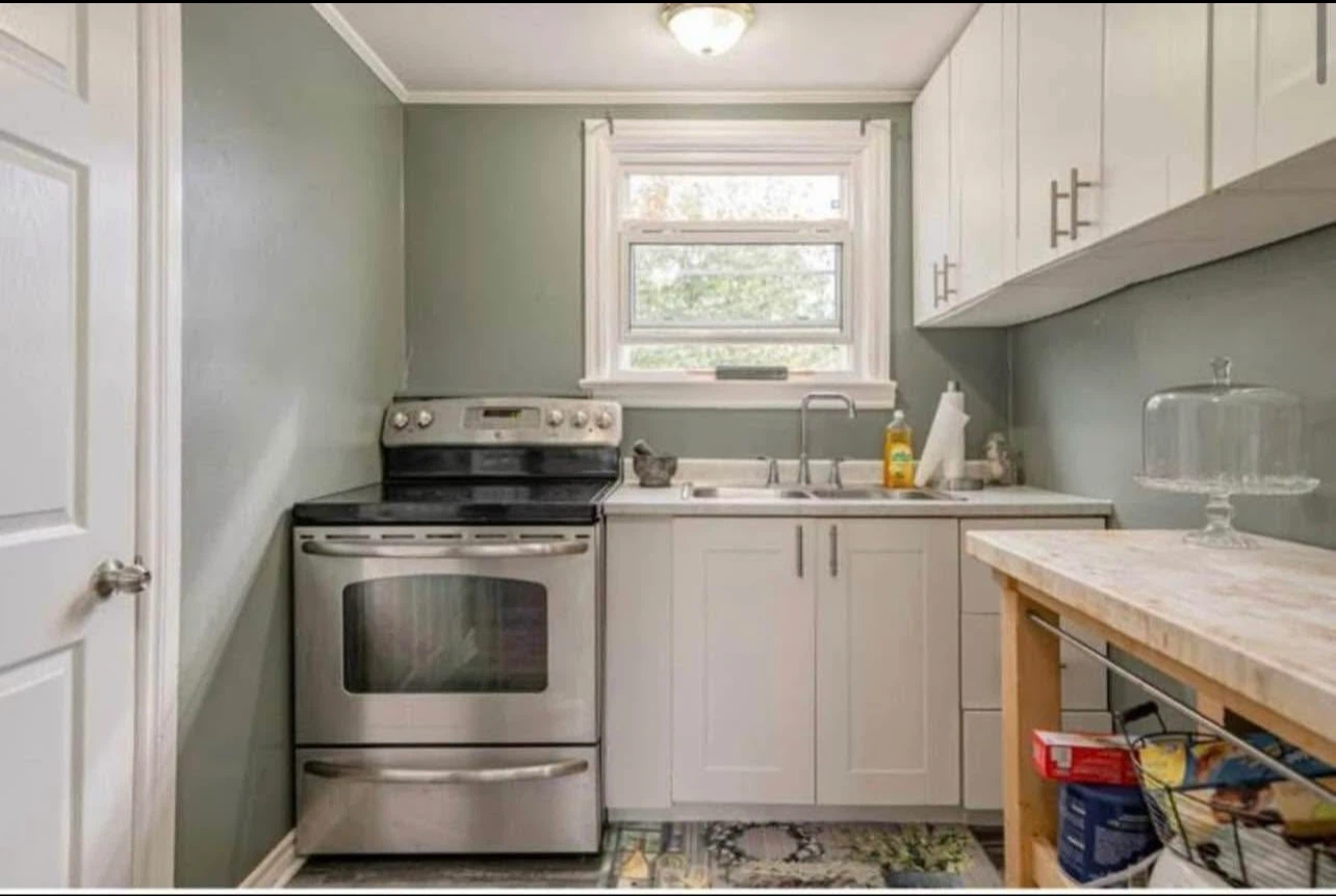🏡 Bright & Spacious 2-Bedroom Main Floor in a Prime Location! - photo 5