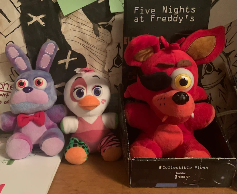 Fnaf book collection + plushies - photo 2
