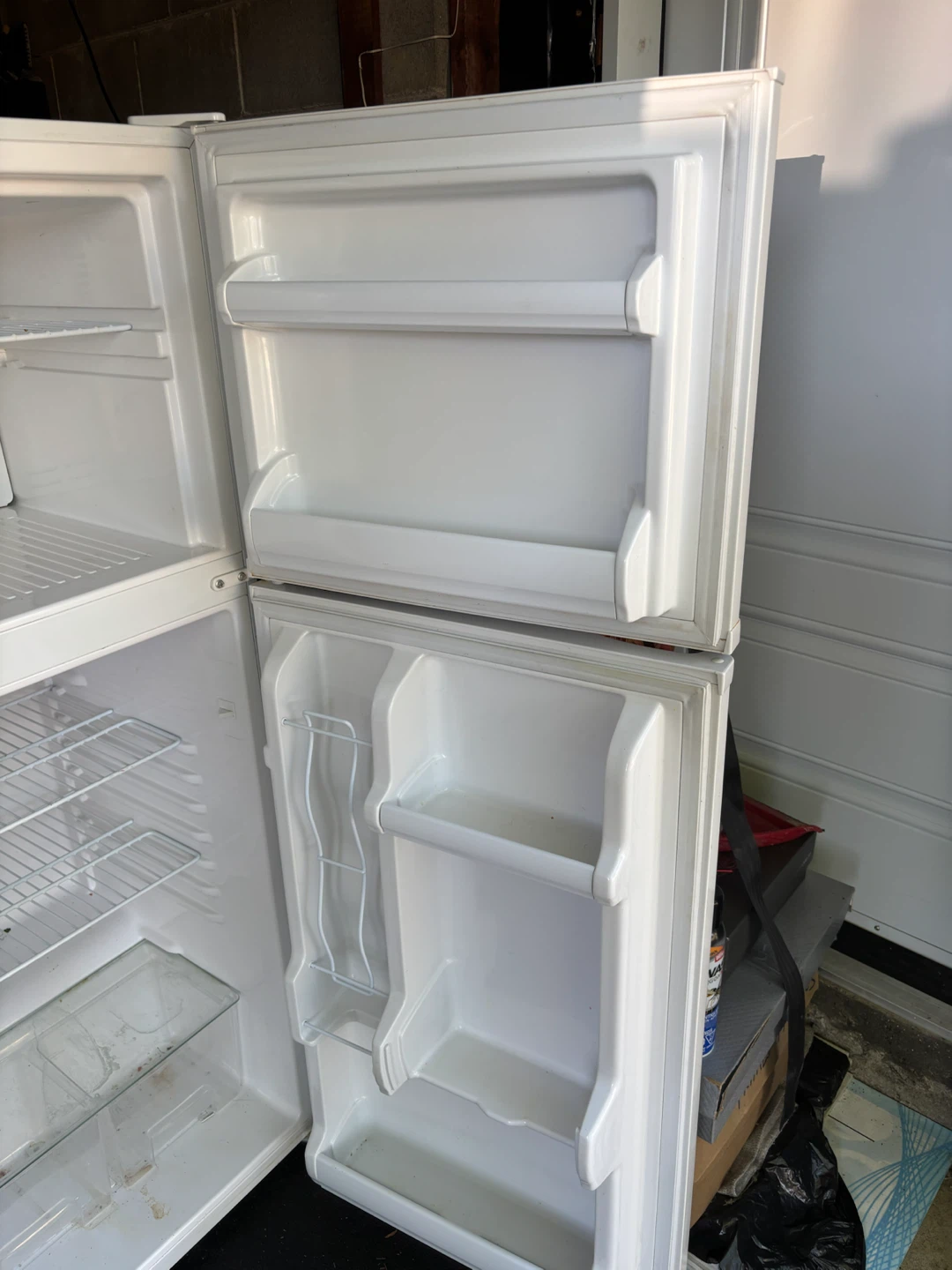 White Top Freezer Refrigerator size 59x24 - photo 3
