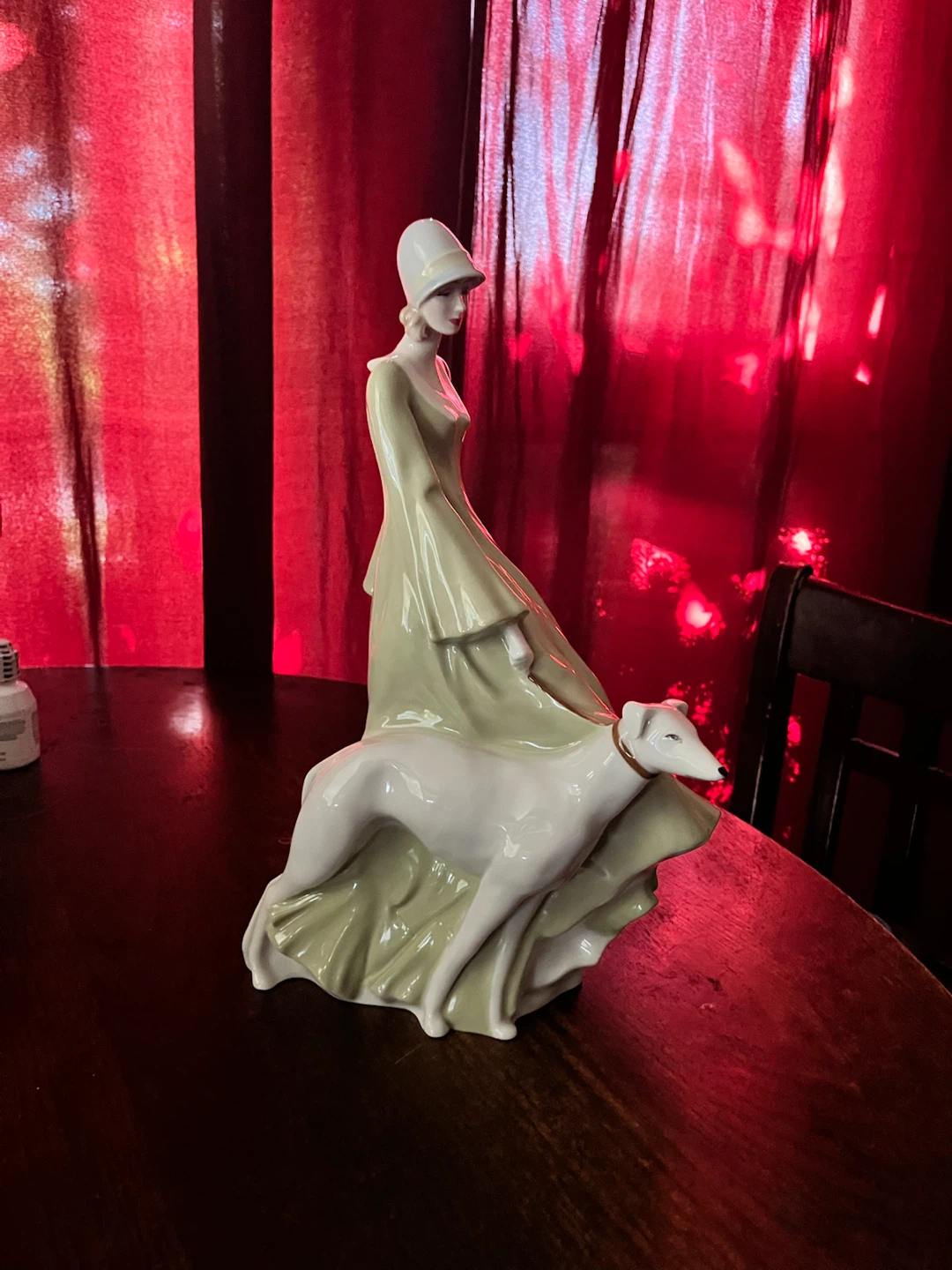 Royal Doulton Reflections "Strolling" HN 3073 Figurine - photo 2