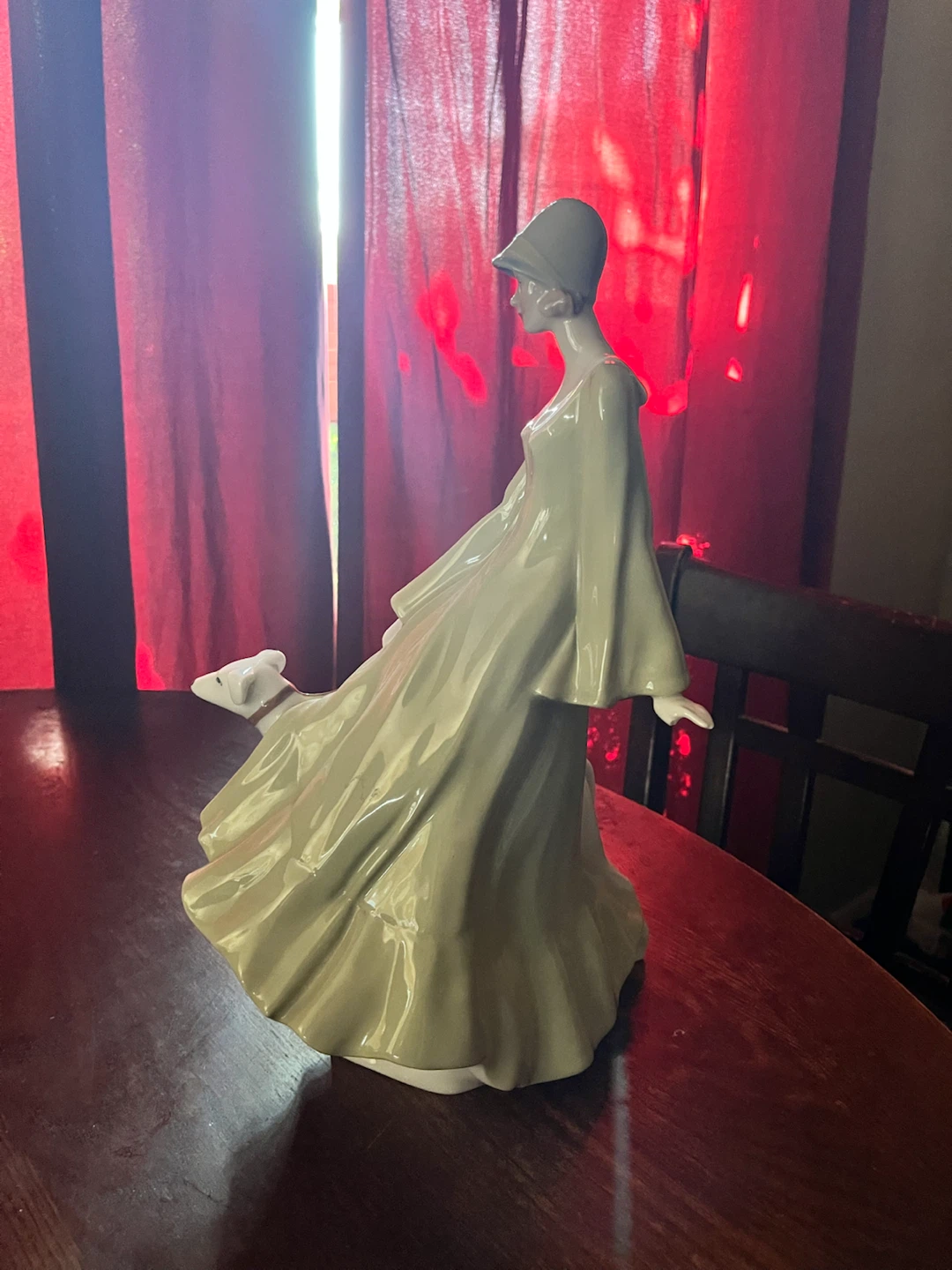 Royal Doulton Reflections "Strolling" HN 3073 Figurine - photo 3