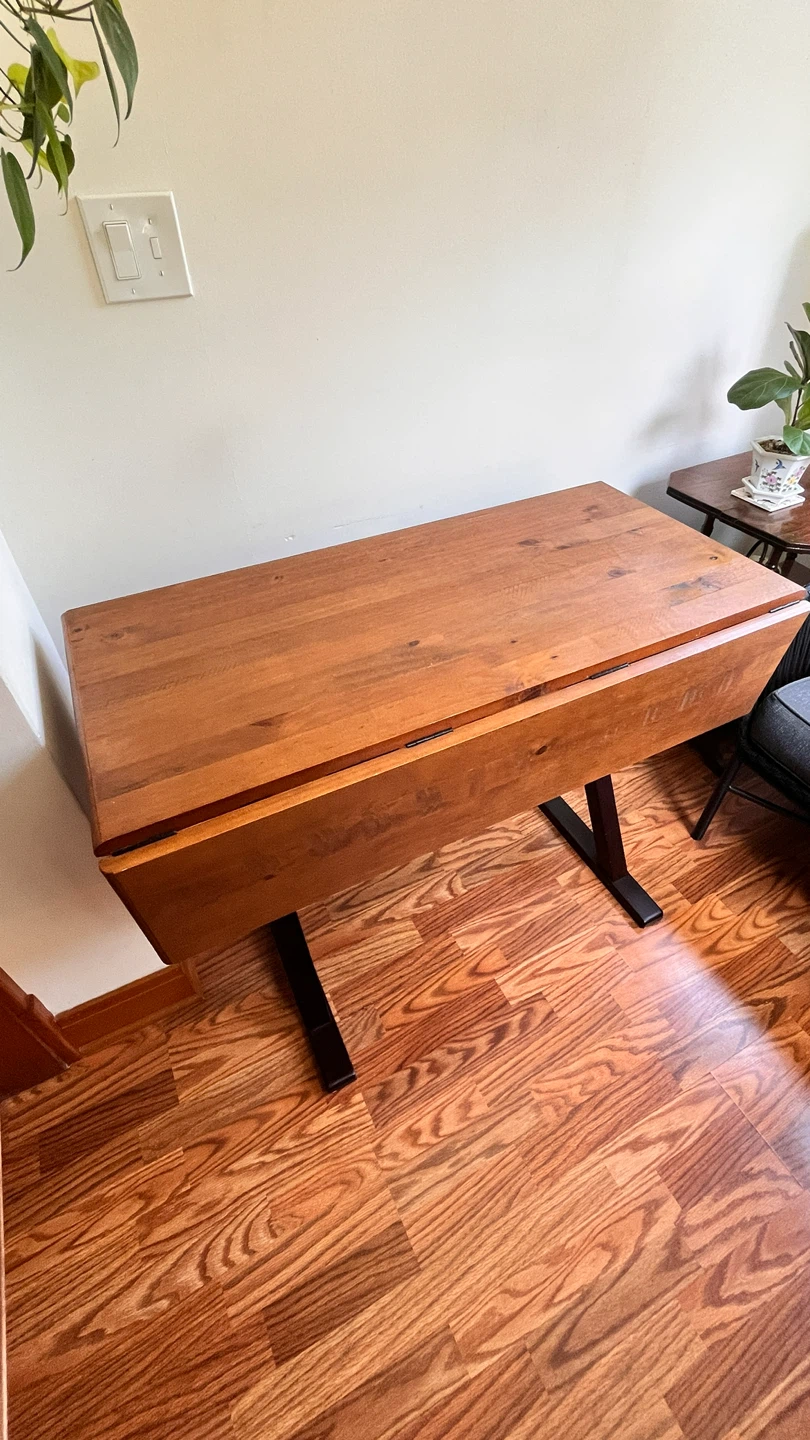 Extendable wooden table with metal legs
