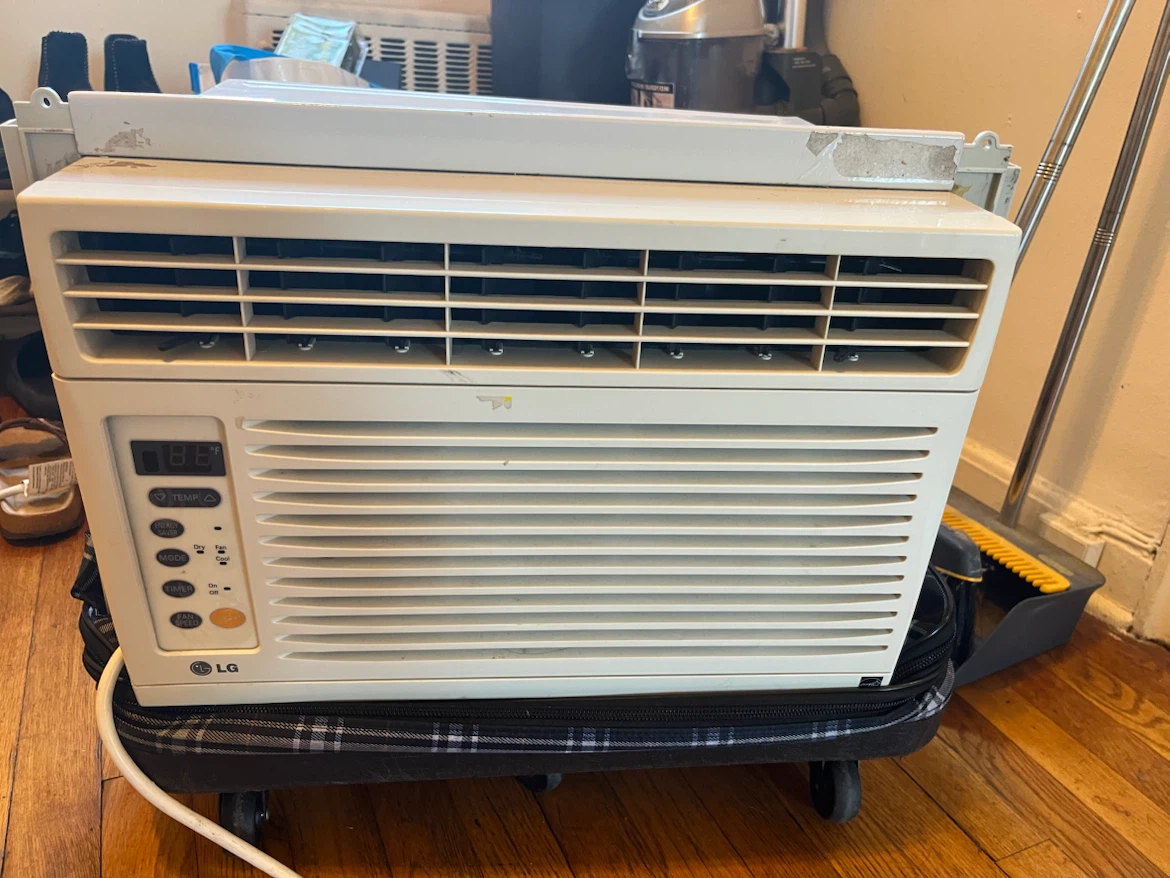 LG Window Air Conditioner - photo 2
