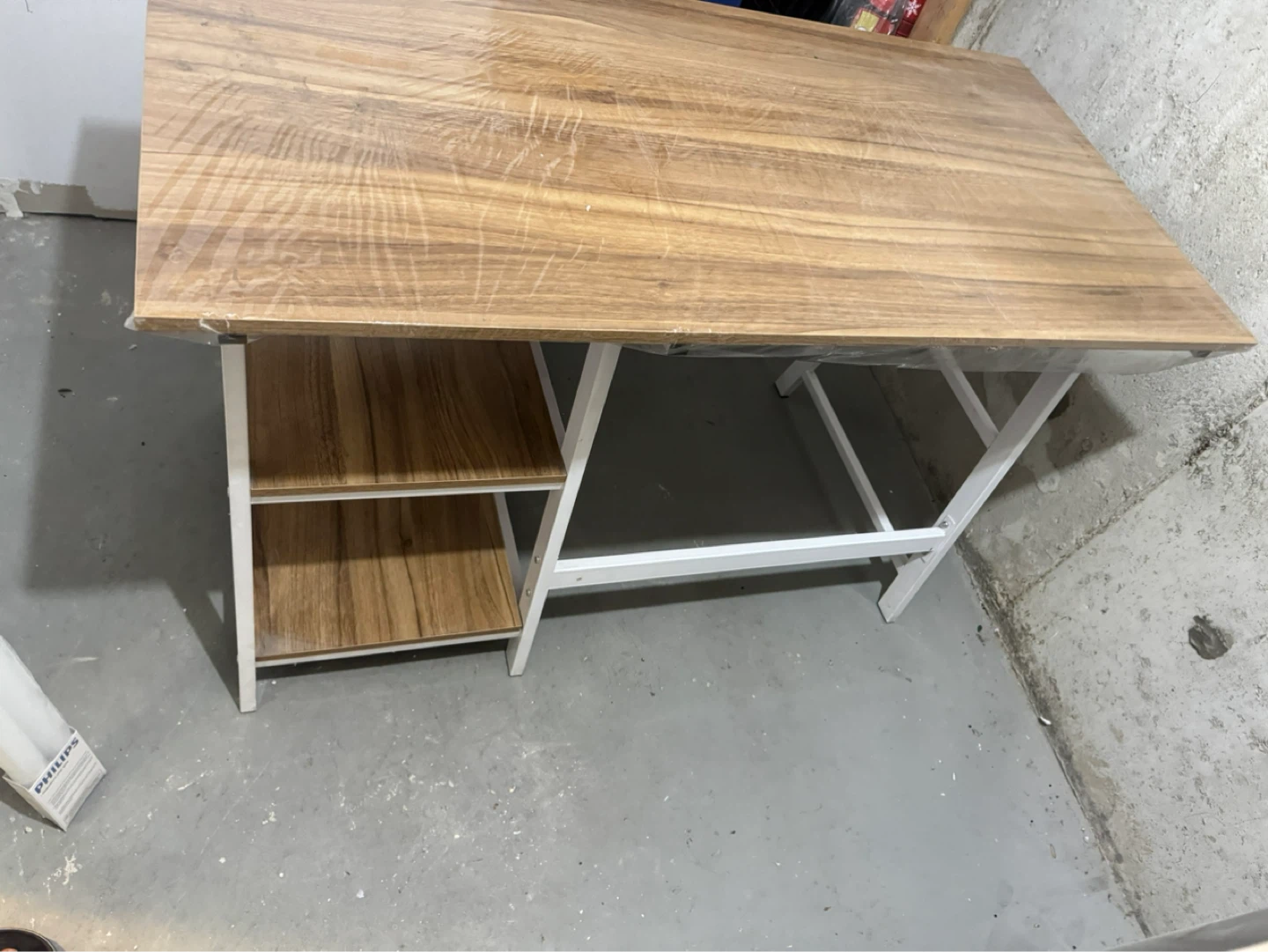 Wooden top desk with shelves - photo 2