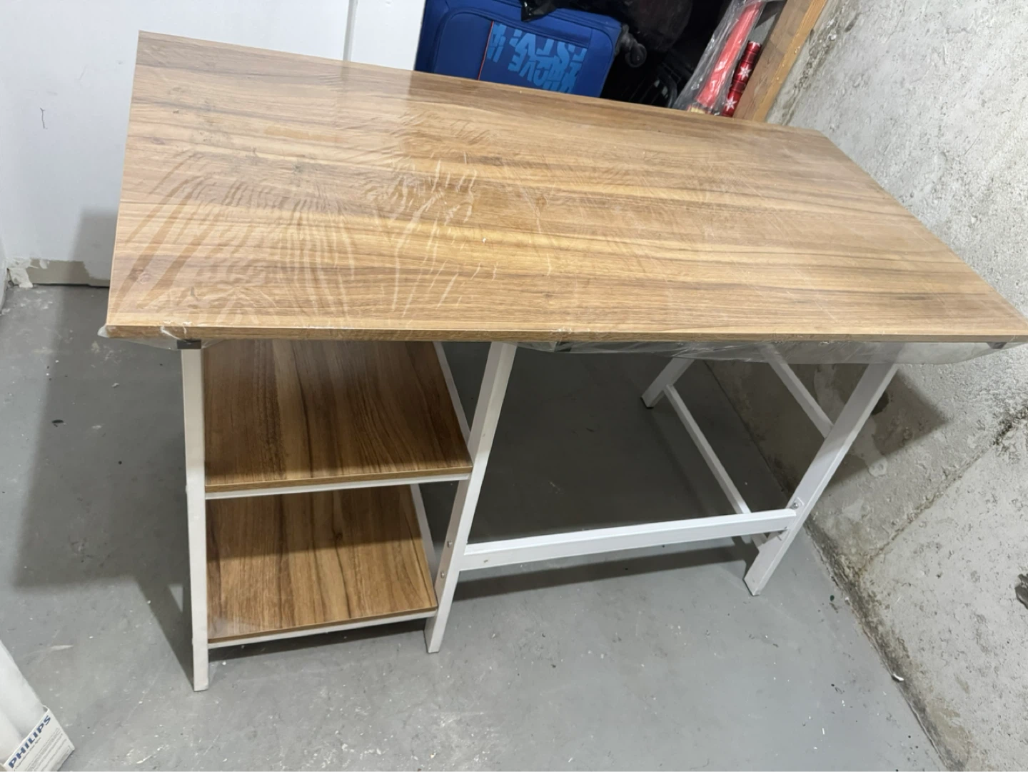 Wooden top desk with shelves - photo 3