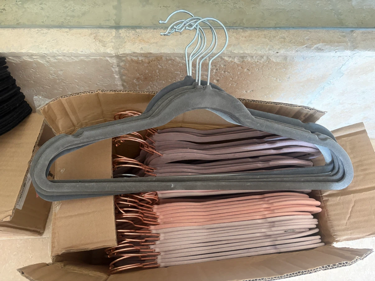 Velvet hangers 2 for $1 - photo 3