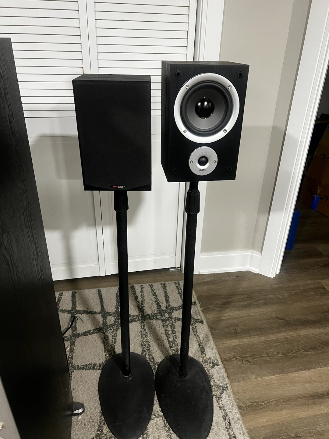2 Polk Audio R150 Bookshelf Speakers with Stands