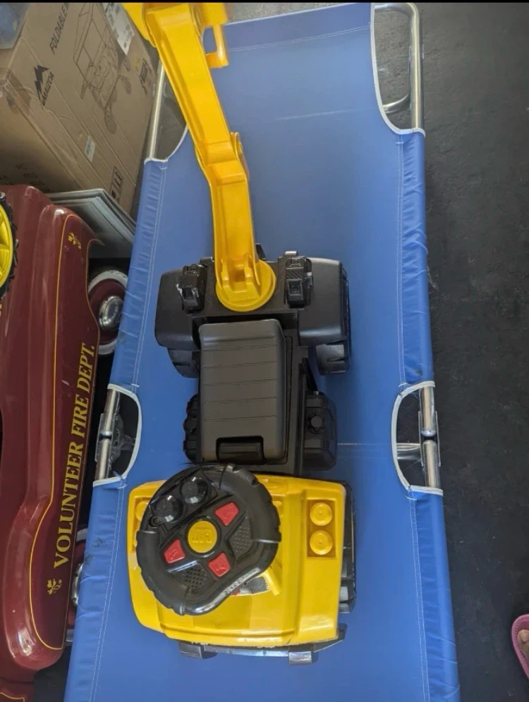 CAT Ride-On Excavator Toy - photo 2